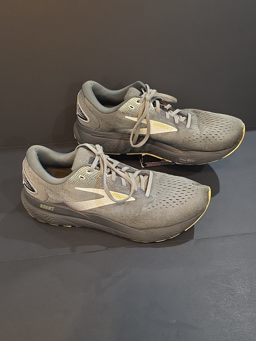 Brooks Ghost 16 Men's Athletic Running Shoes Gray with Yellow Accents Size 12.5